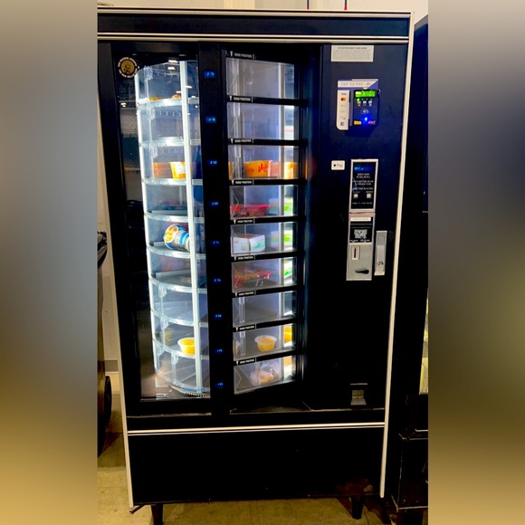Rotating cold Food and drink Vending Machine - Picture 1 of 1